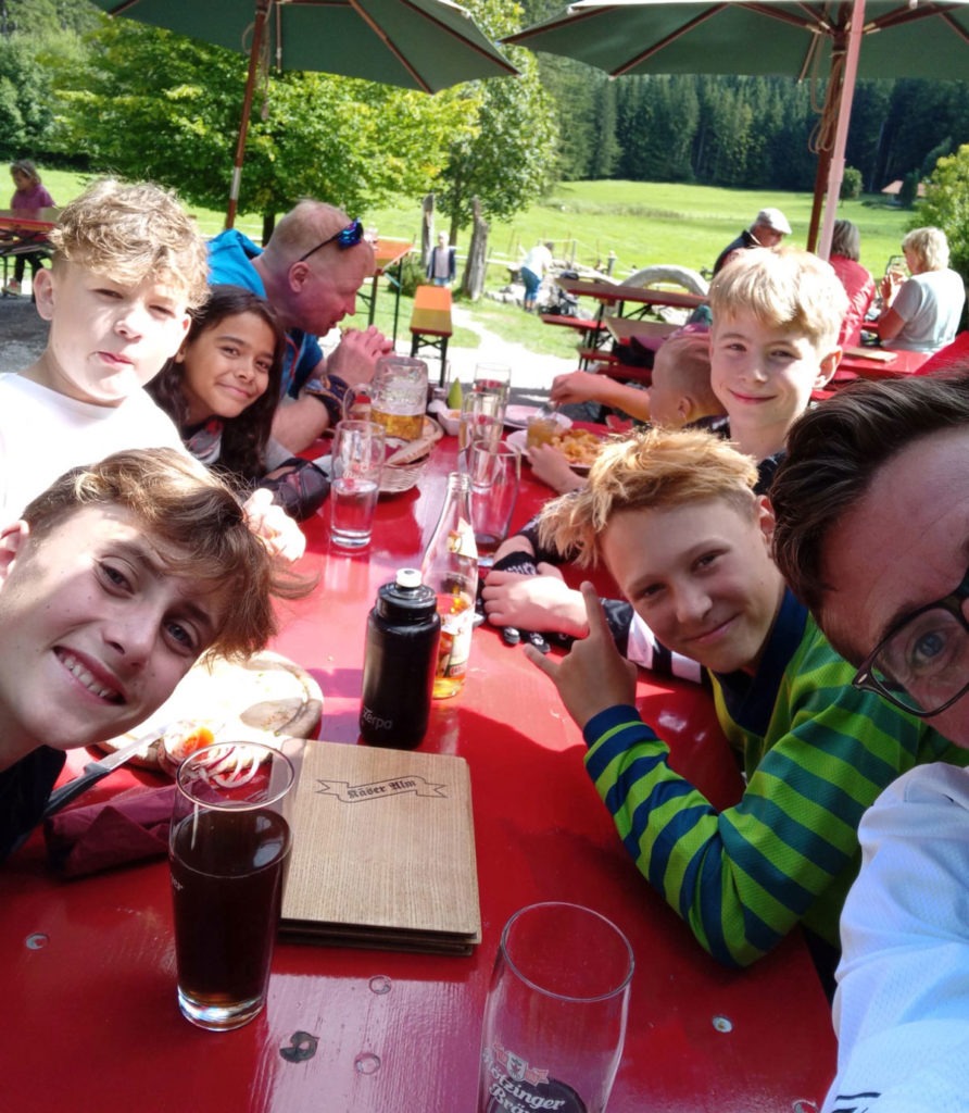 Gruppenfoto beim Essen