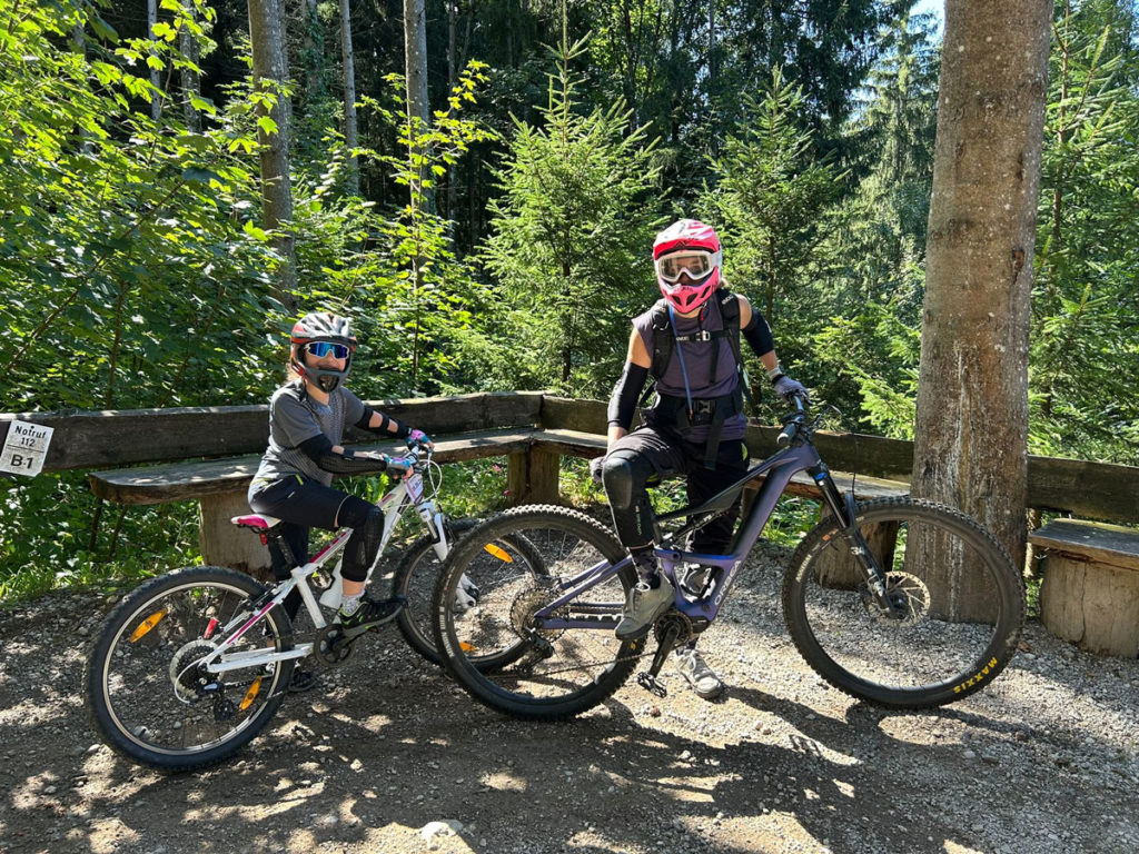 Gruppenfoto mit Bikes im Wald