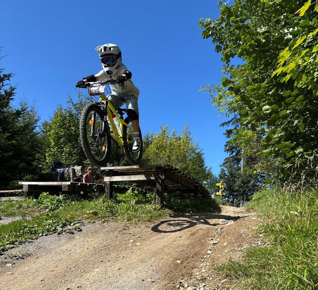 Kind springt mit Mountainbike